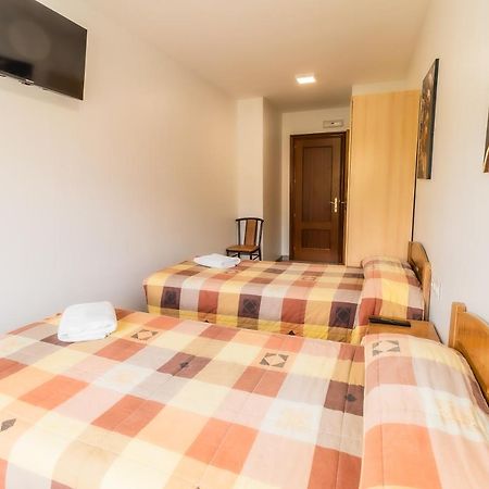 Hostal - Restaurante La Buena Villa By Vivere Stays Villalonquejar Bagian luar foto