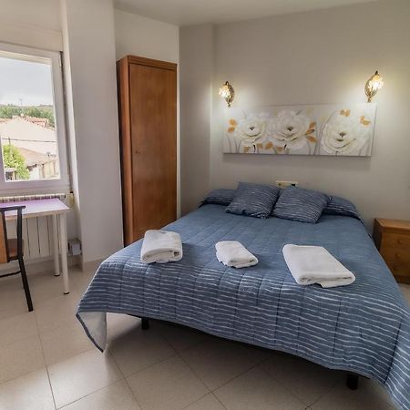 Hostal - Restaurante La Buena Villa By Vivere Stays Villalonquejar Bagian luar foto