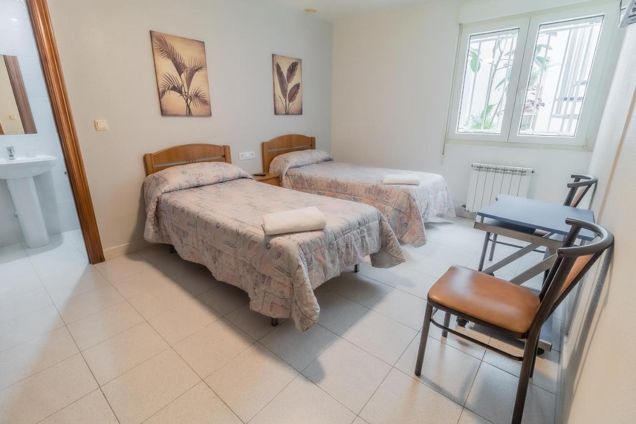 Hostal - Restaurante La Buena Villa By Vivere Stays Villalonquejar Bagian luar foto