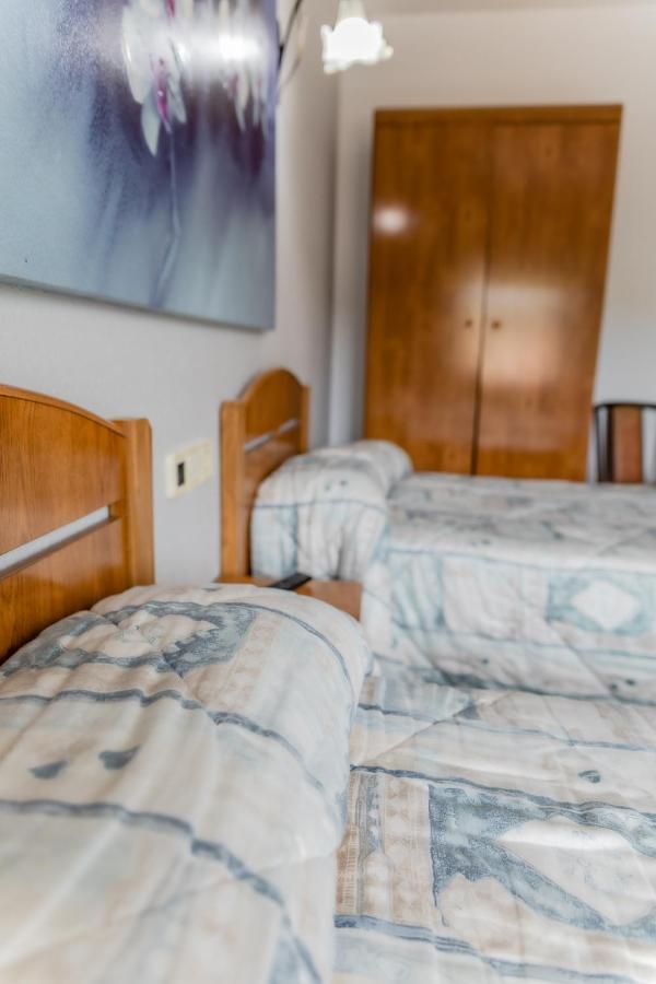 Hostal - Restaurante La Buena Villa By Vivere Stays Villalonquejar Bagian luar foto