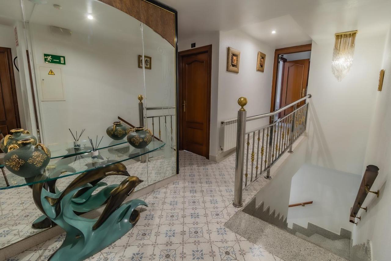 Hostal - Restaurante La Buena Villa By Vivere Stays Villalonquejar Bagian luar foto
